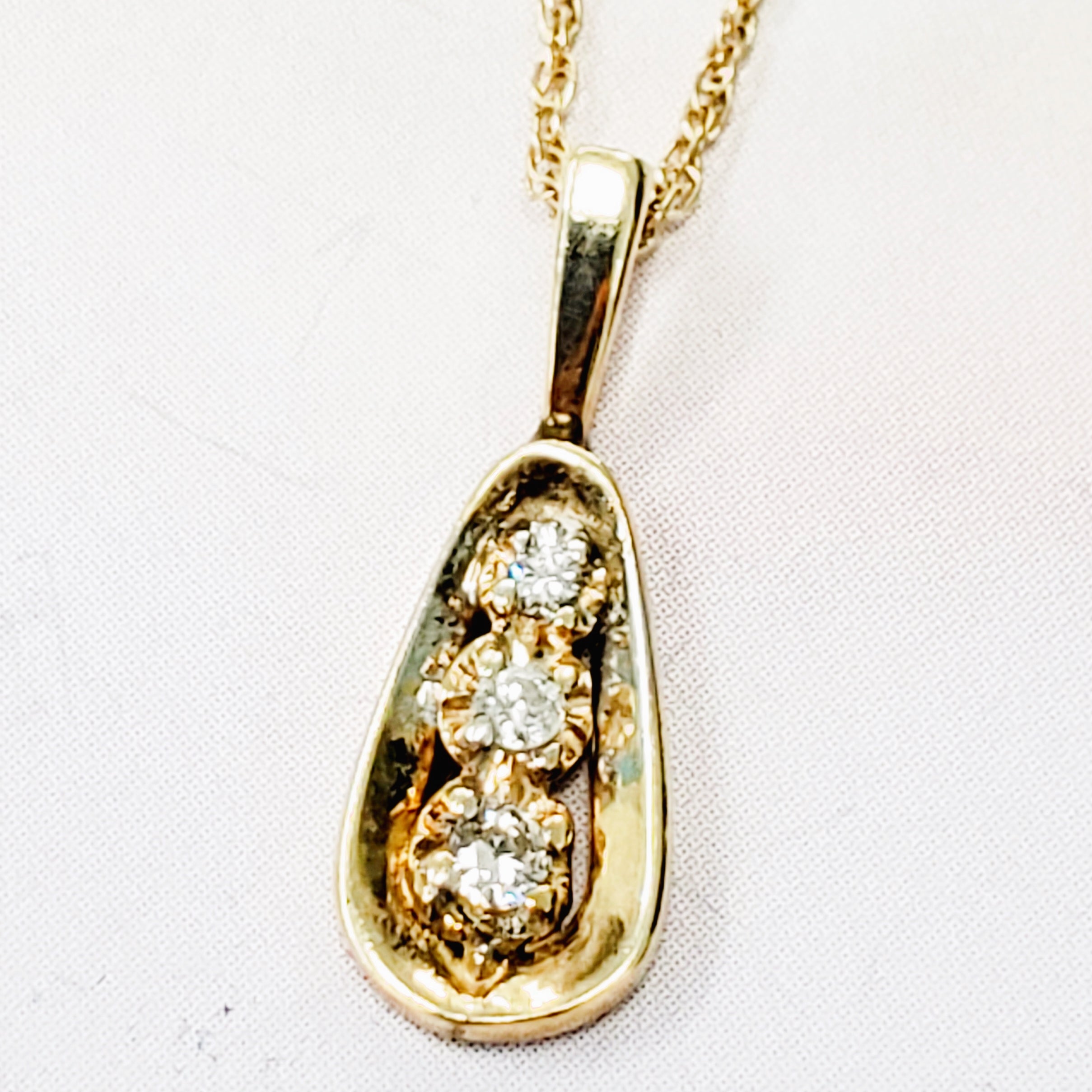 yellow gold 3 stone pendant